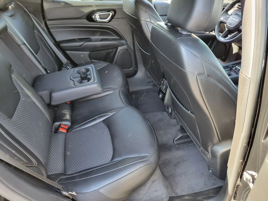 Used 2023 Black Jeep Latitude image 18