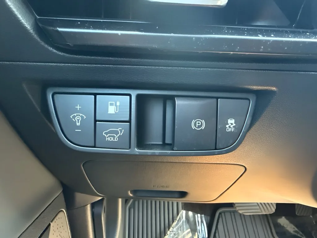 Used 2023 White Kia Wind image 25