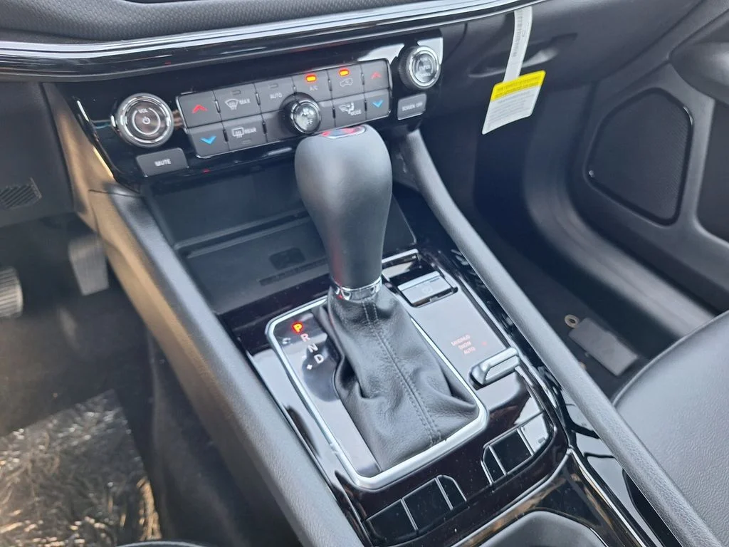 New 2026 Bright White Clearcoat Jeep Latitude image 19