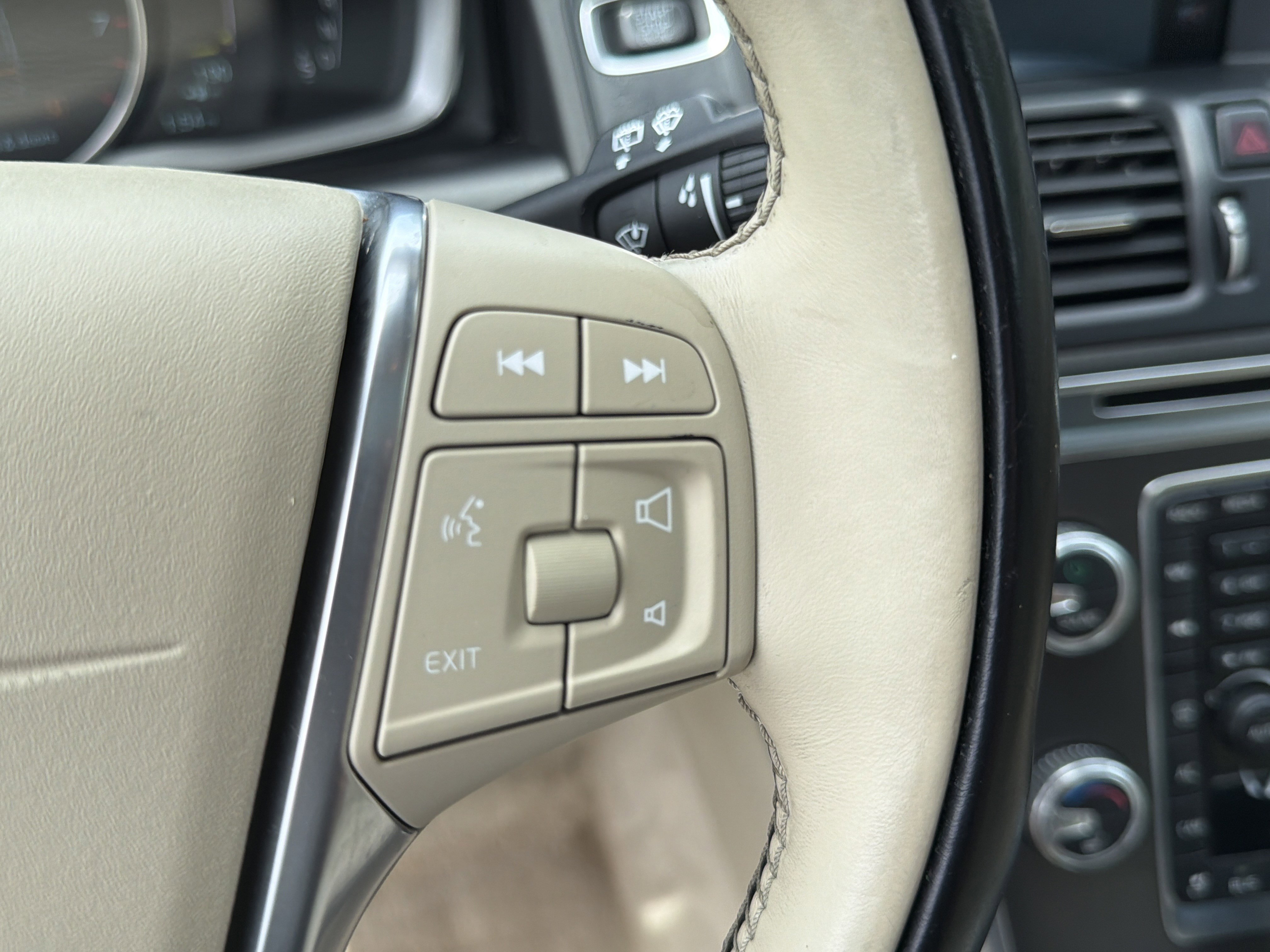 Used 2015 Seashell Metallic Volvo T5 Drive-E Premier image 30