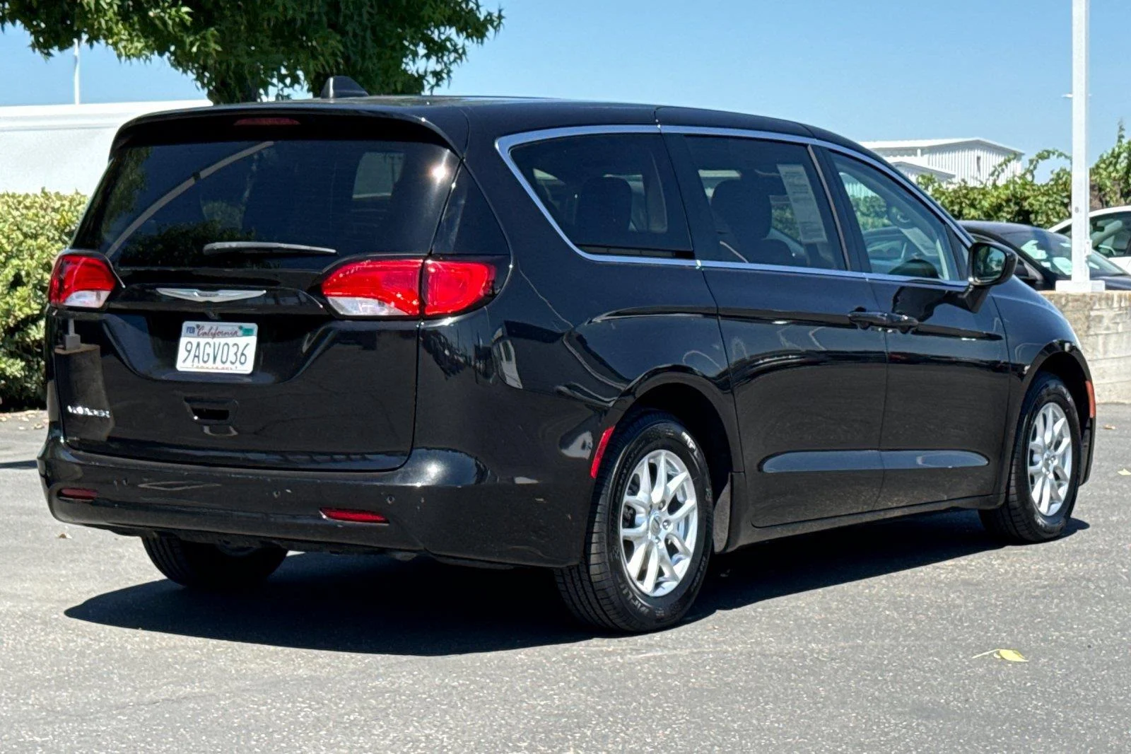 Used 2022 Brilliant Black Crystal Pearlcoat Chrysler LX image 4