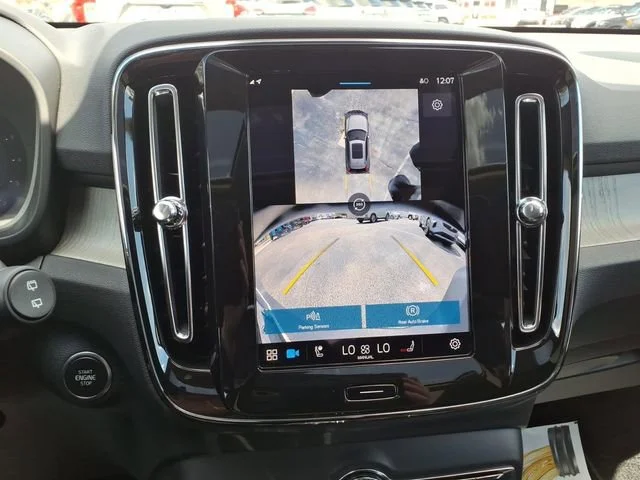 2025 Volvo XC40 Plus - Photo 18