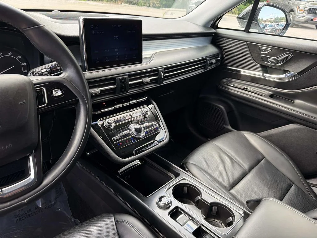 Used 2022 White Lincoln Standard image 27