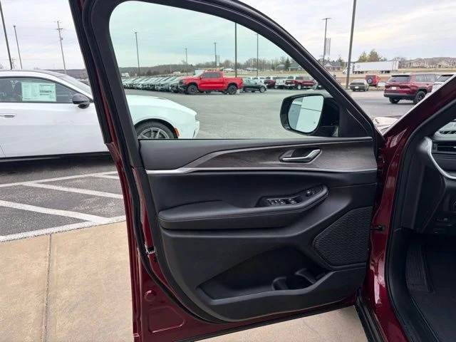 New 2026 Velvet Red Pearl-Coat Exterior Paint Jeep Altitude image 8