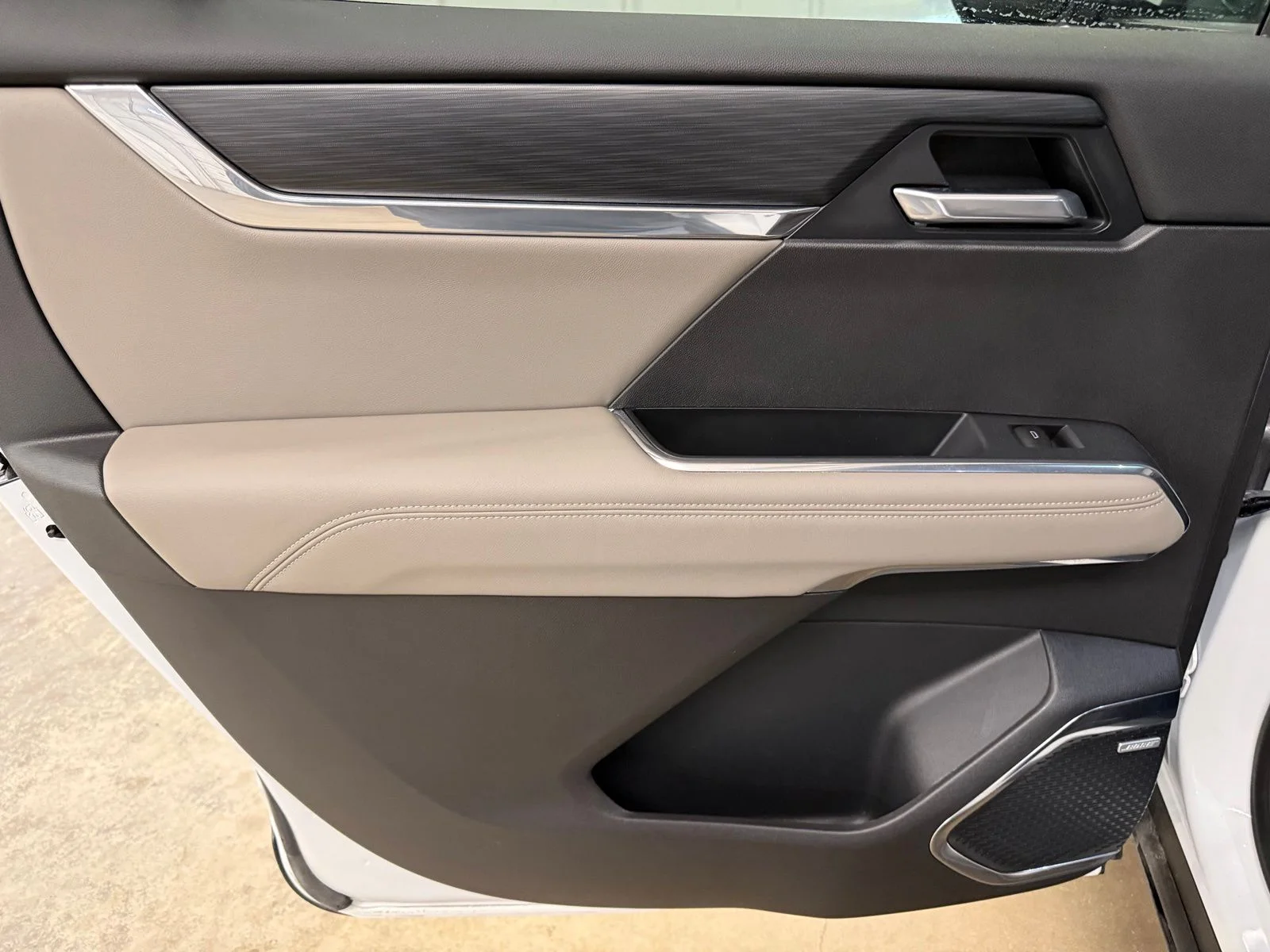 Used 2025 White GMC Elevation image 25