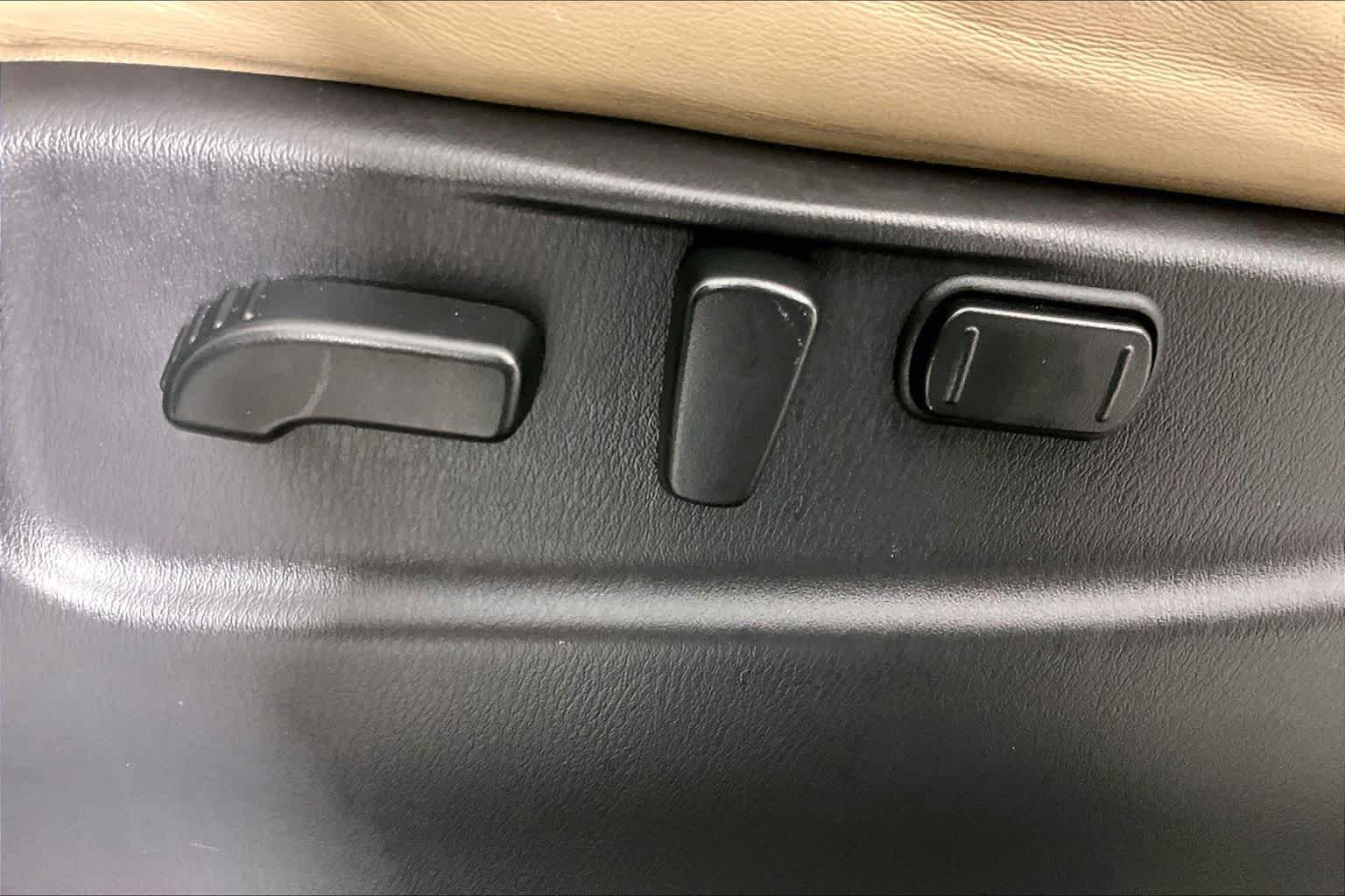 Used 2019 Pearl White Tricoat Nissan SL image 32