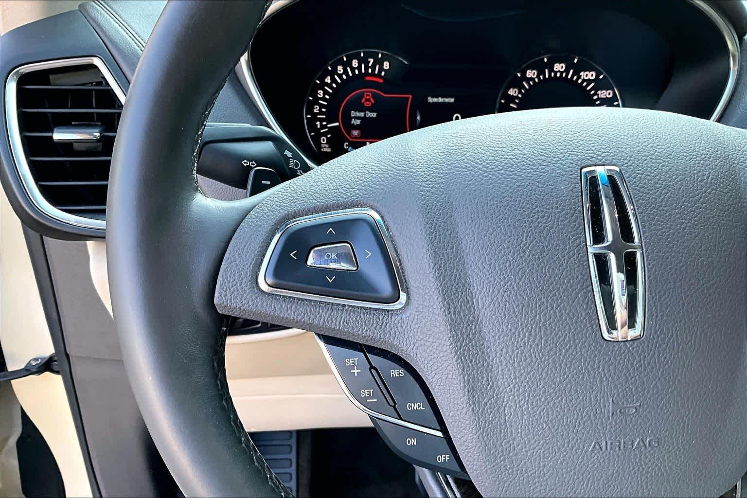 Used 2018 Ivory Pearl Lincoln Select image 24