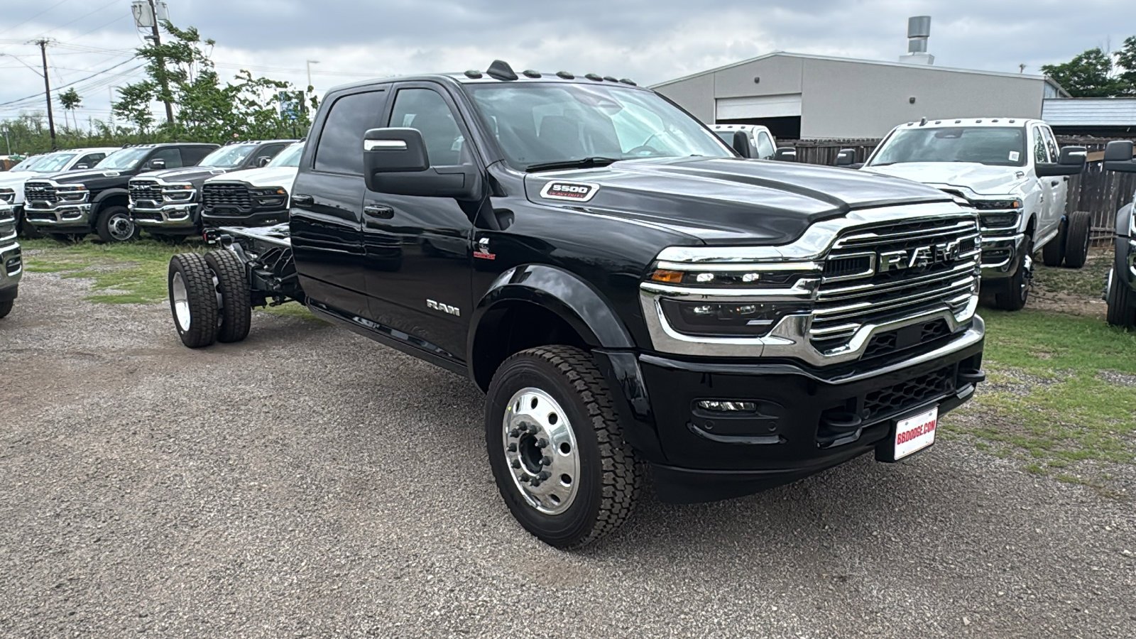 New 2026 Diamond Black Crystal Pearl-Coat Exterior Paint RAM Big Horn image 3