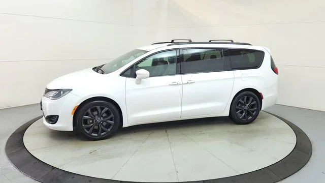 Used 2018 White Chrysler Touring L image 5