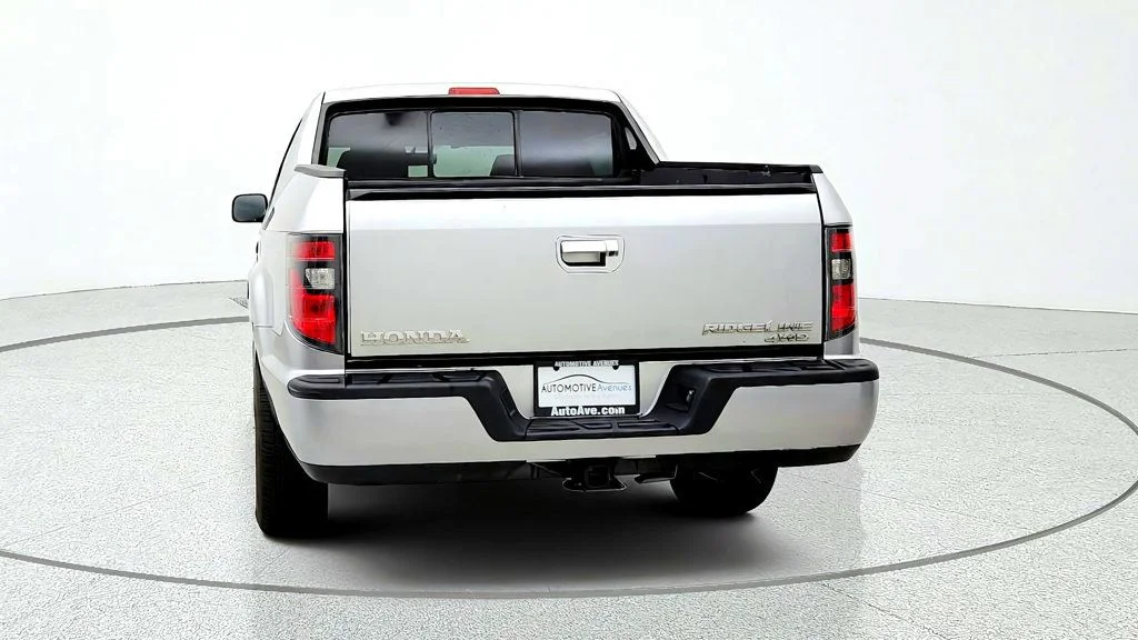 Used 2013 Alabaster Silver Metallic Honda 4WD Crew Cab Sport image 6