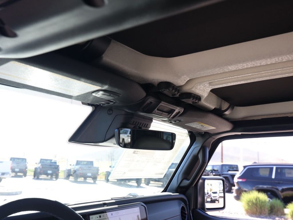 New 2026 Granite Crystal Metallic Clear-Coat Exterior Paint Jeep Mojave image 12