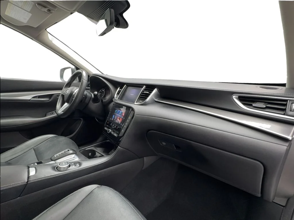 Used 2023 White INFINITI LUXE image 32
