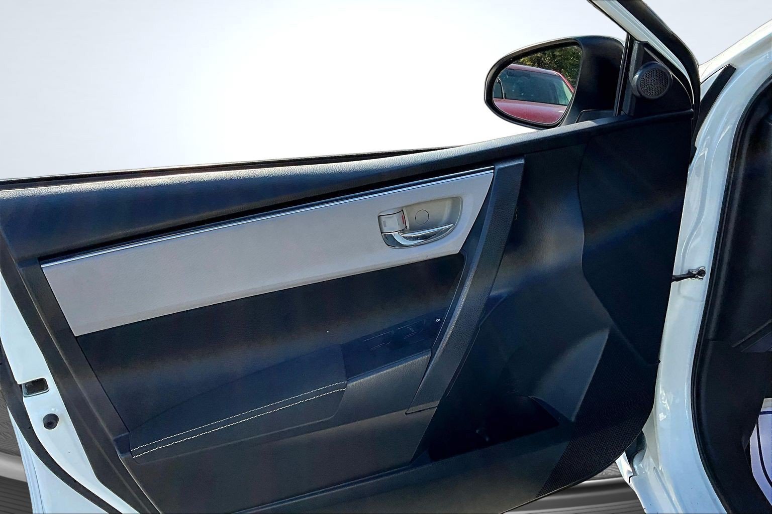 Used 2017 White Toyota LE image 18