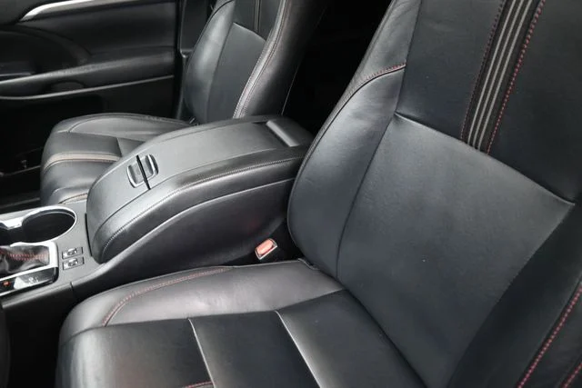 Used 2019 Midnight Black Metallic Toyota SE image 18