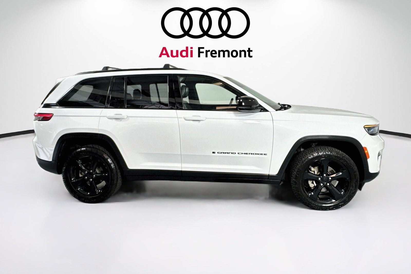 Used 2023 Bright White Clearcoat Jeep Altitude image 4