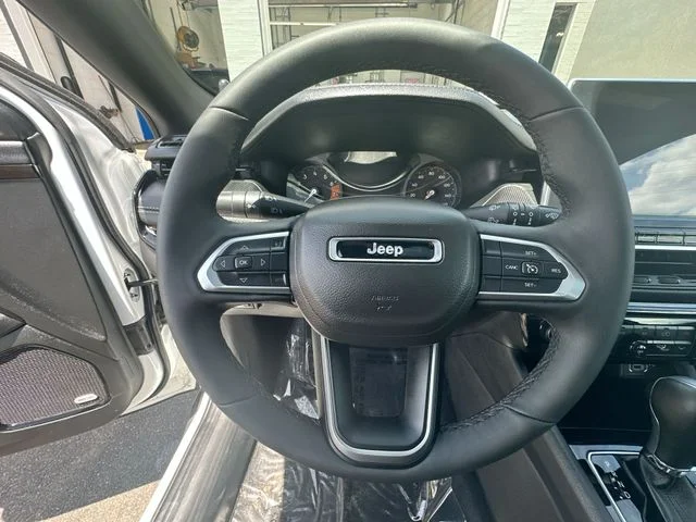 Used 2023 White Jeep Latitude image 16