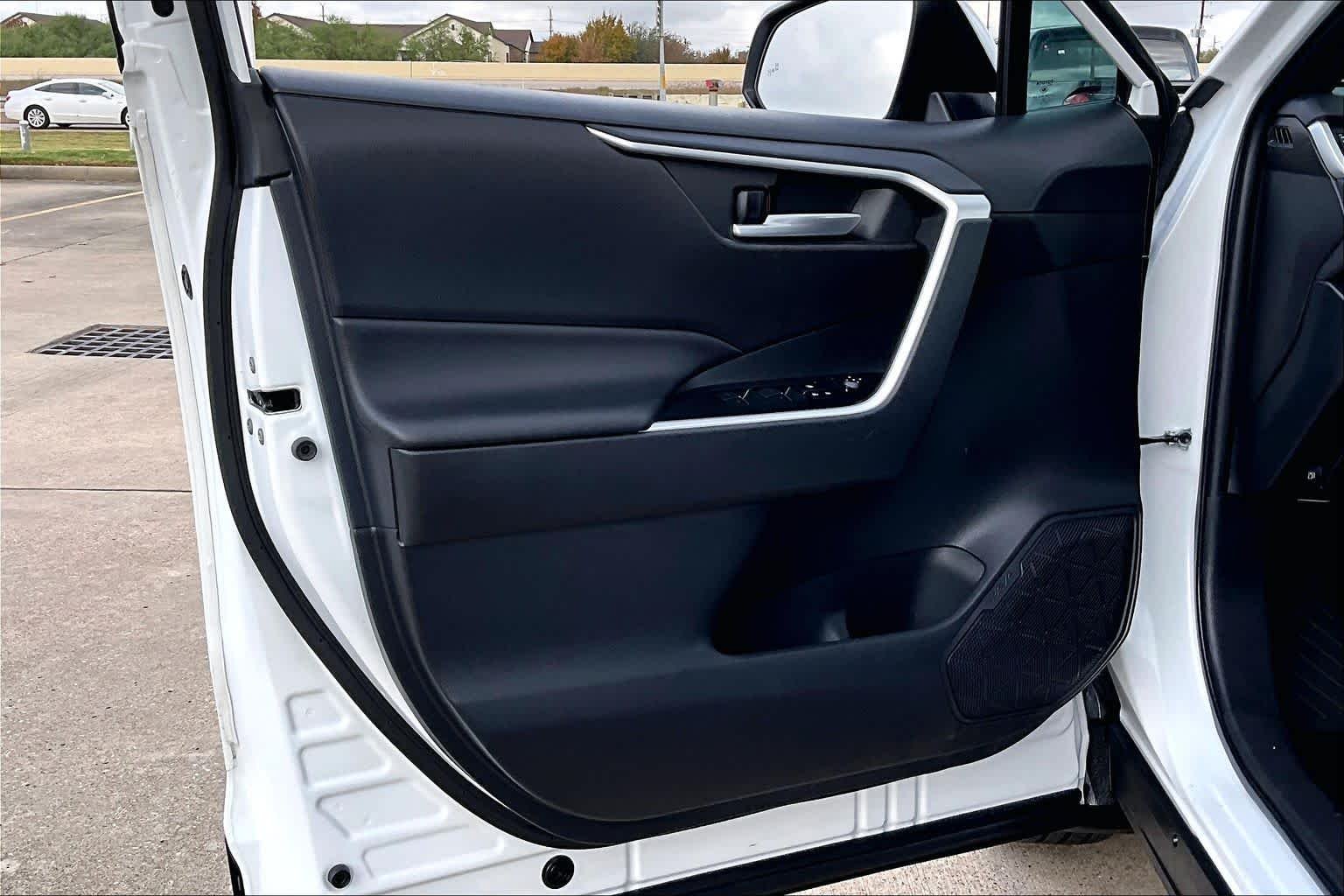 Used 2023 Wind Chill Pearl Toyota Hybrid SE image 22