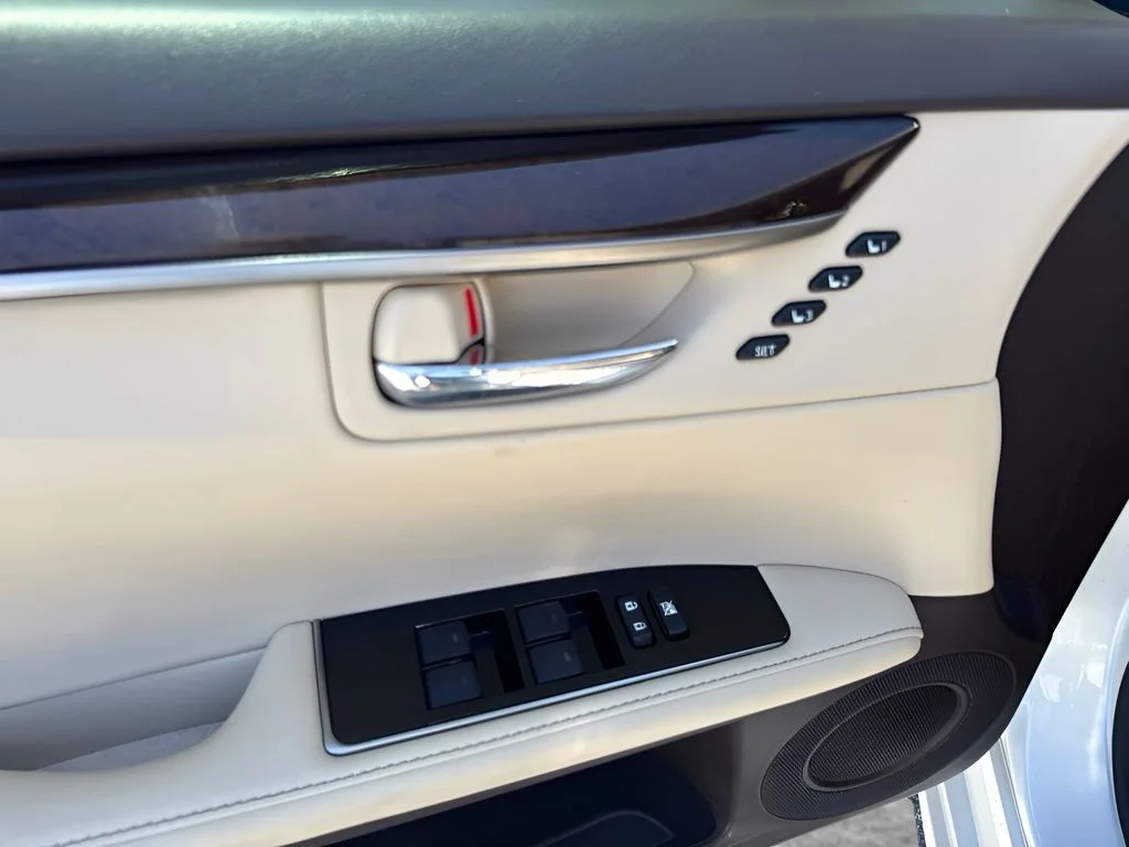 Used 2016 White Lexus 350 image 27