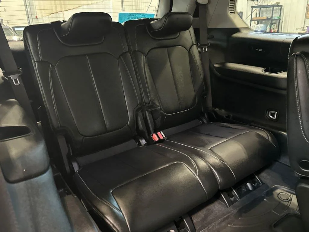 Used 2023 Diamond Black Crystal Pearlcoat Jeep Limited image 32