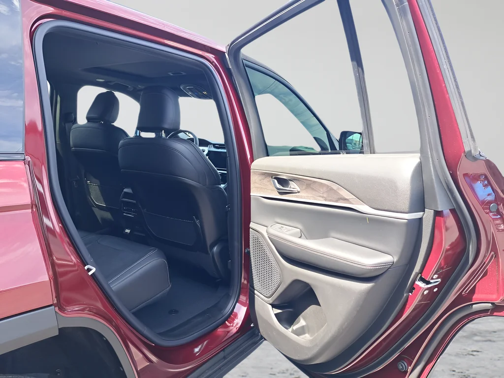 New 2026 Velvet Red Pearl-Coat Exterior Paint Jeep Laredo Altitude image 13