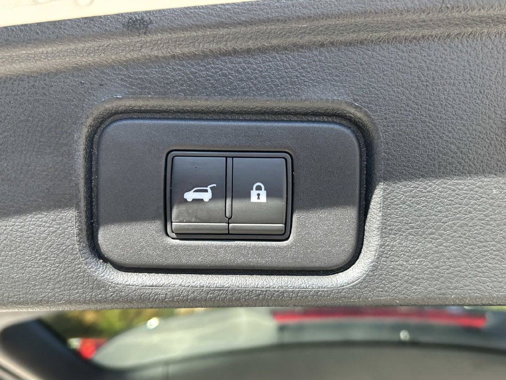 Used 2022 White Nissan SL image 12