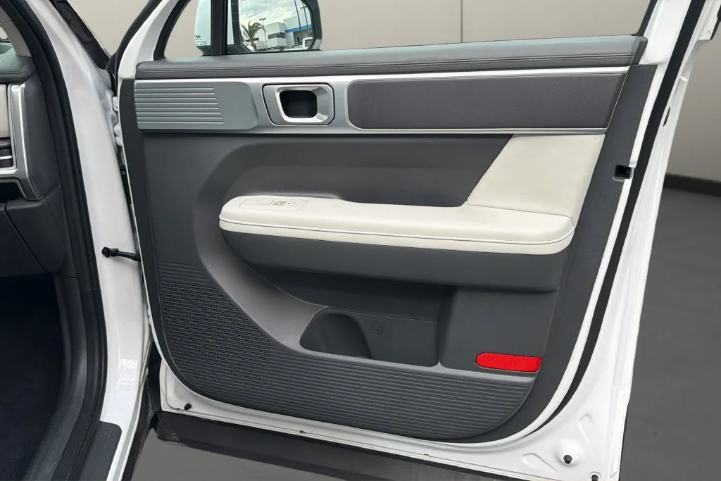 Used 2025 White Hyundai SEL image 17