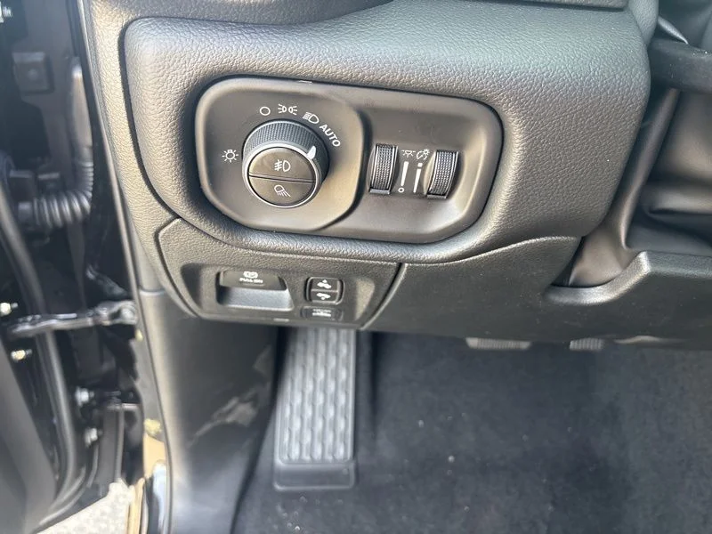 New 2026 Diamond Black Crystal Pearl-Coat Exterior Paint RAM Laramie image 18
