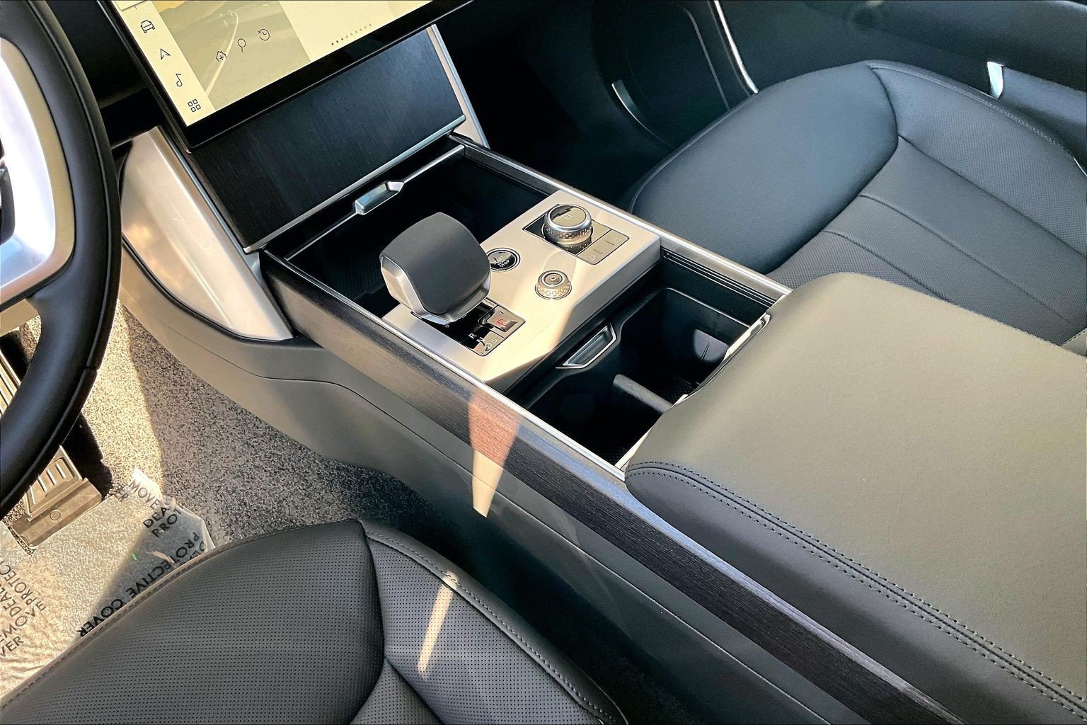 New 2027 Fuji White Land Rover SE image 8