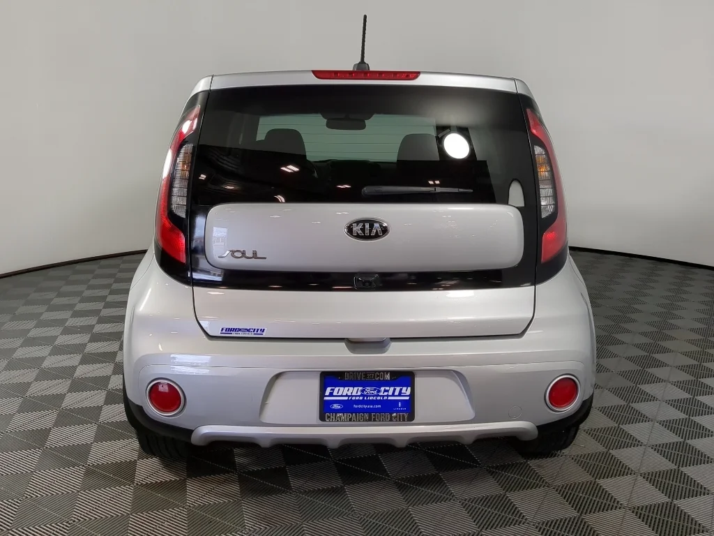 Used 2018 Silver Kia + image 7