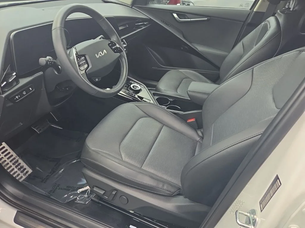 Used 2023 White Kia Wave image 3