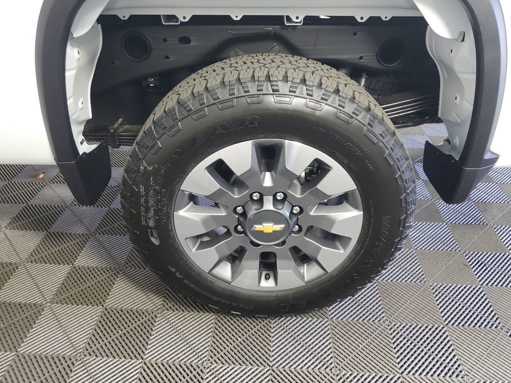 New 2026 Summit White Chevrolet Custom image 30