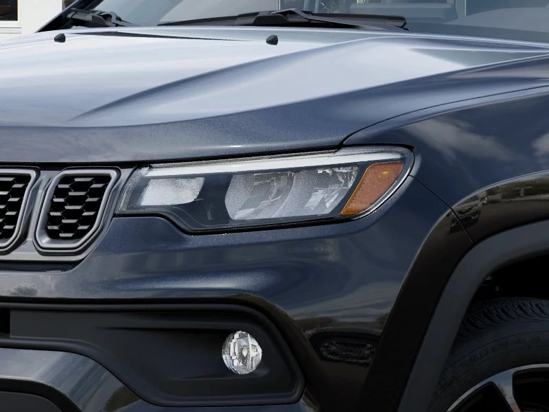 New 2026 Diamond Black Crystal Pearl-Coat Exterior Paint Jeep Latitude image 40
