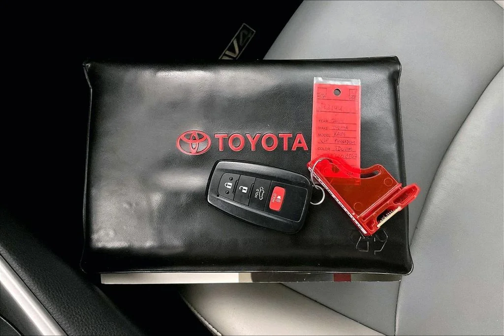 Used 2019 Silver Toyota XLE Premium image 15