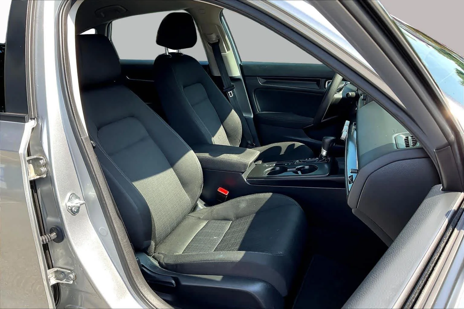 Used 2025 Solar Silver Metallic Honda LX image 9