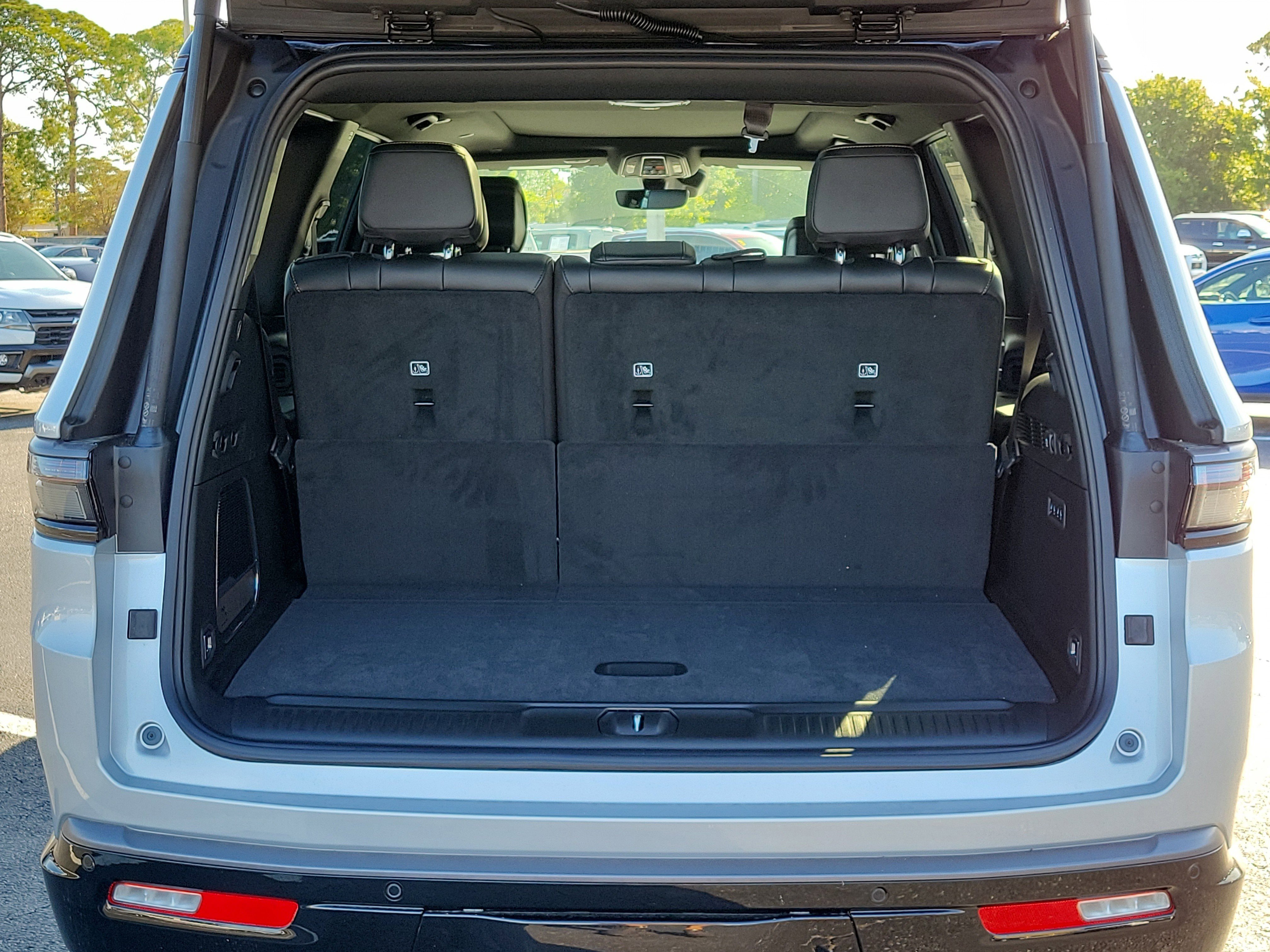 New 2026 Silver-Zynith Exterior Paint Jeep  image 10