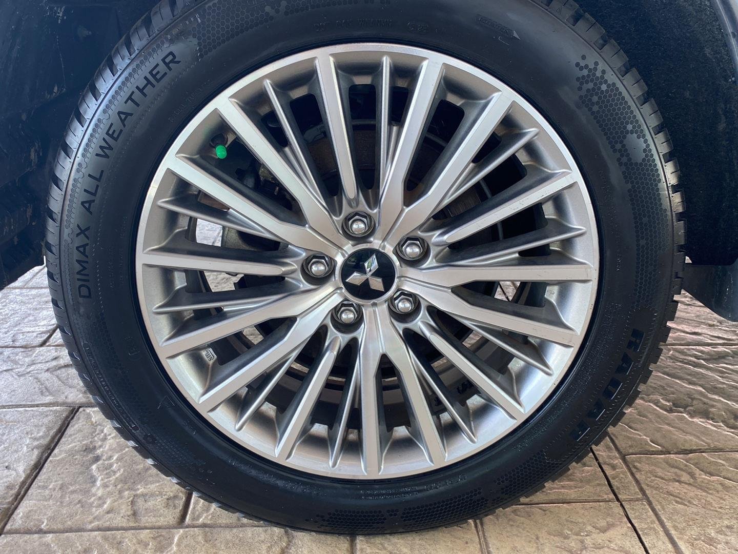 Used 2022 Mercury Gray Metallic Mitsubishi SEL image 13