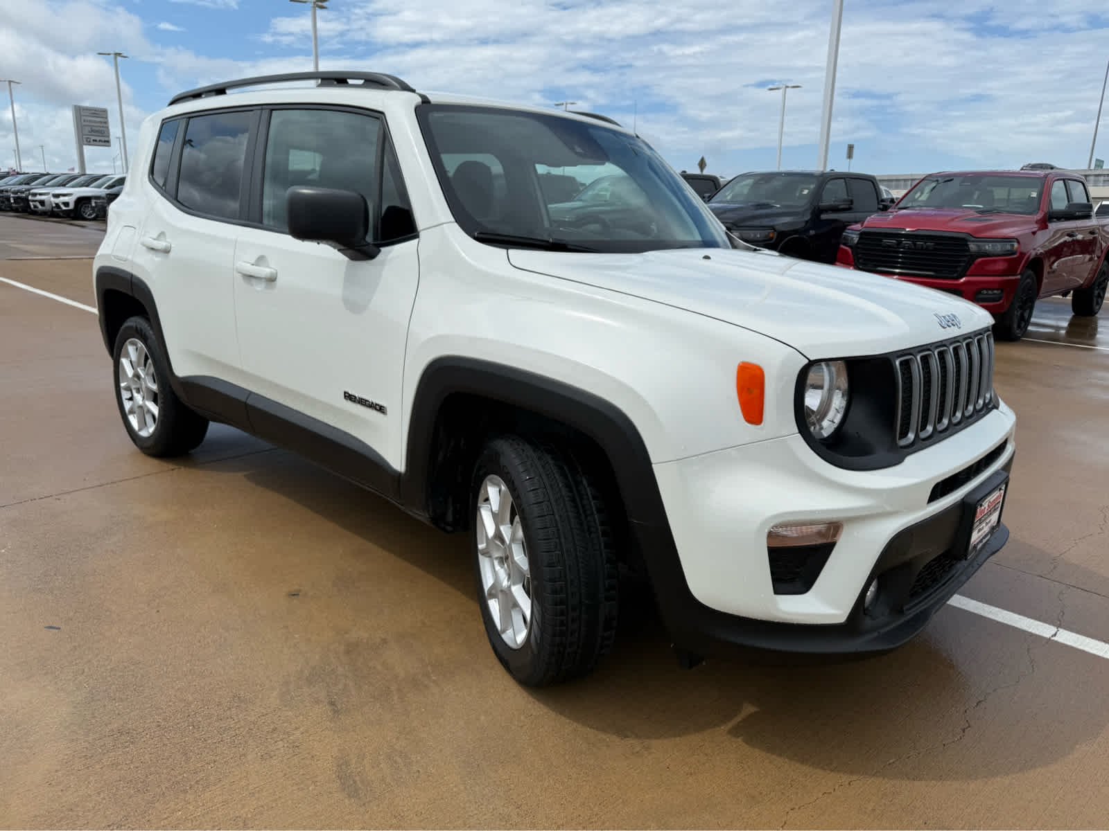 Certified Used 2023 Alpine White Clearcoat Jeep Latitude image 5