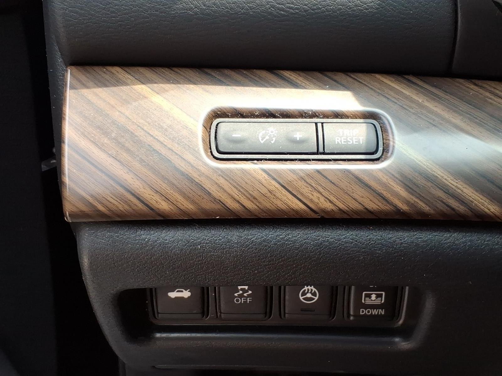 Used 2018 Super Black Nissan Platinum image 16