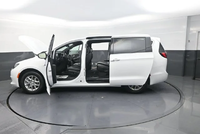 New 2027 Bright White Clear-Coat Paint Chrysler LX image 29