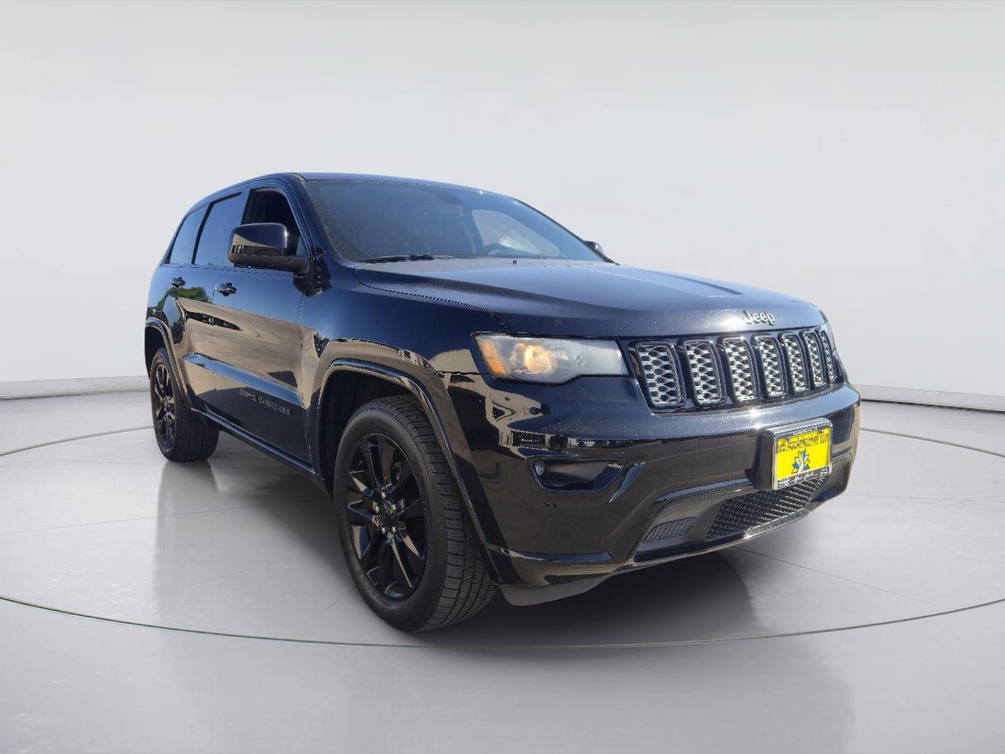 Used 2018 Diamond Black Crystal Pearlcoat Jeep Altitude image 7