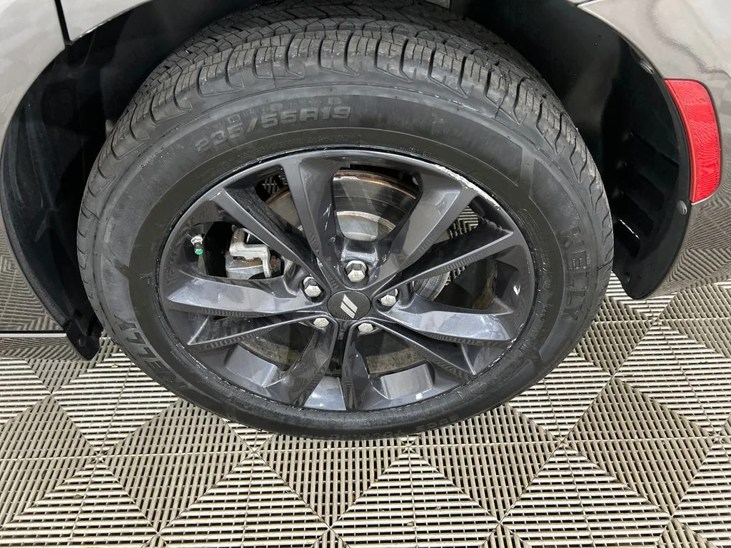 Used 2023 Gray Dodge SXT image 10