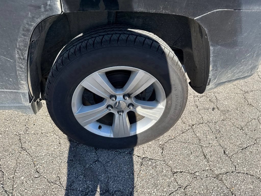 Used 2016  Jeep Latitude image 24