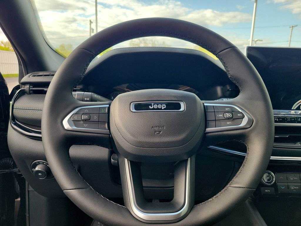 New 2026 Diamond Black Crystal Pearlcoat Jeep Latitude image 20