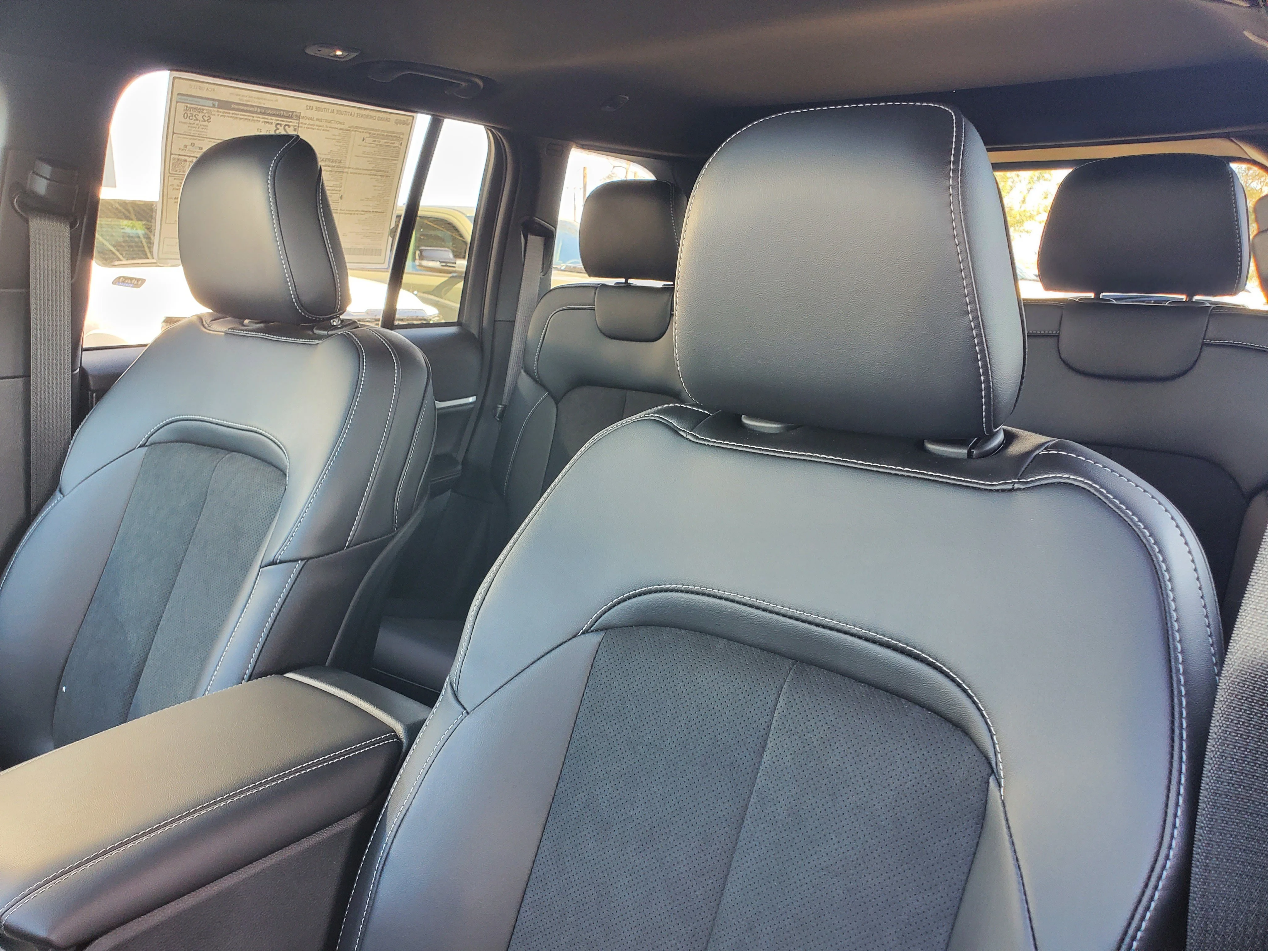 New 2026 Bright White Clear-Coat Exterior Paint Jeep Altitude image 12