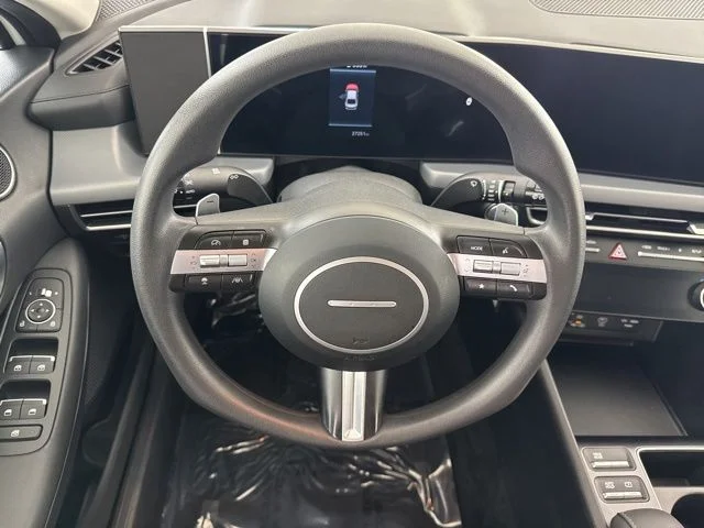 Used 2025 White Hyundai SEL image 28