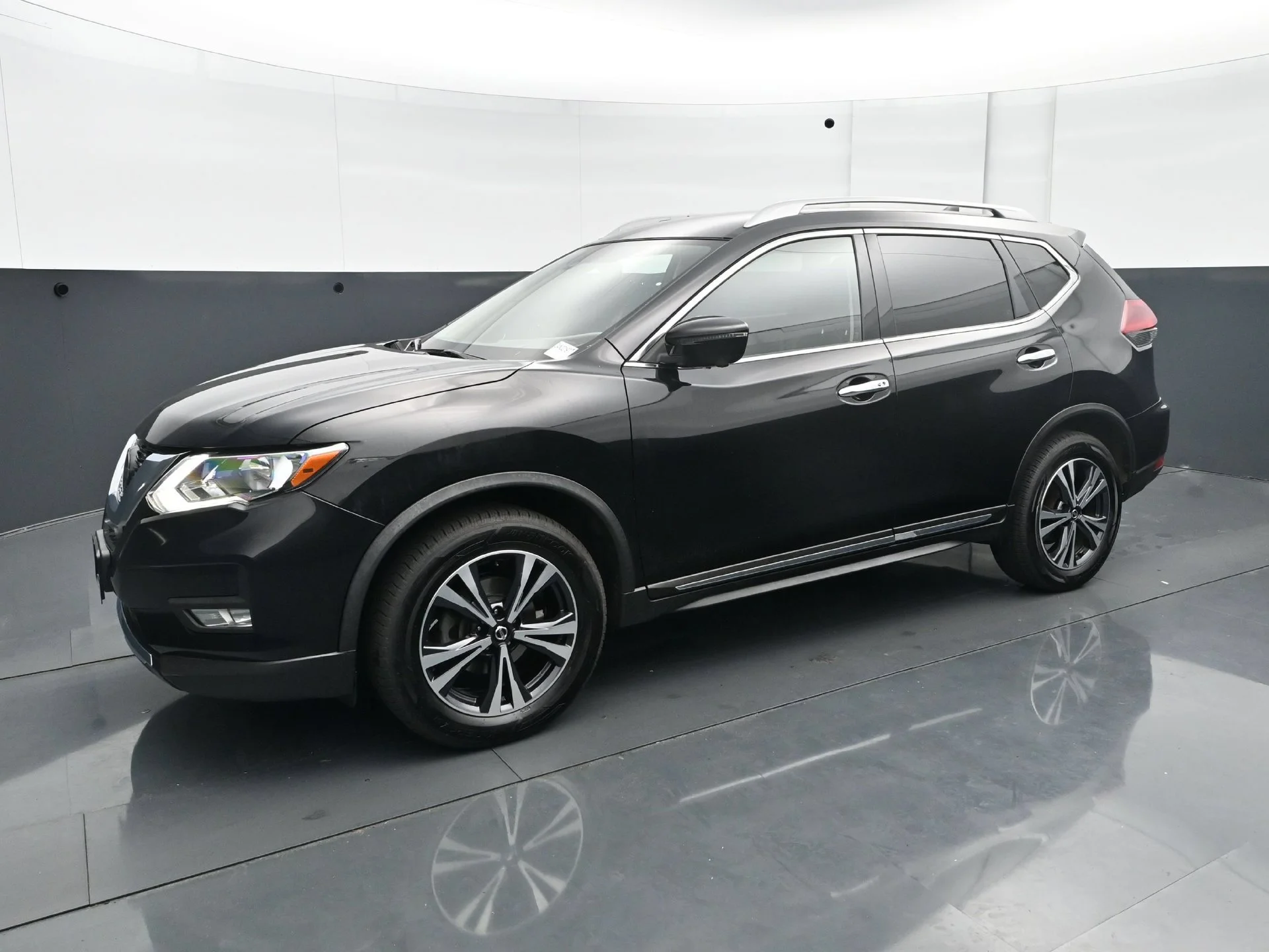Used 2018 Nissan Rogue SL with VIN JN8AT2MV6JW306510 for sale in Wayzata, Minnesota
