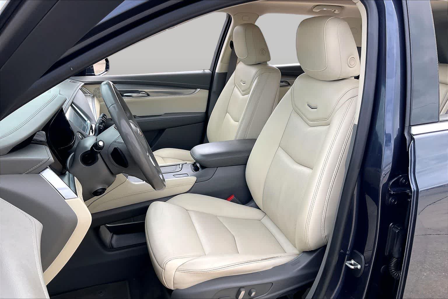 Used 2019 Harbor Blue Metallic Cadillac Luxury FWD image 8