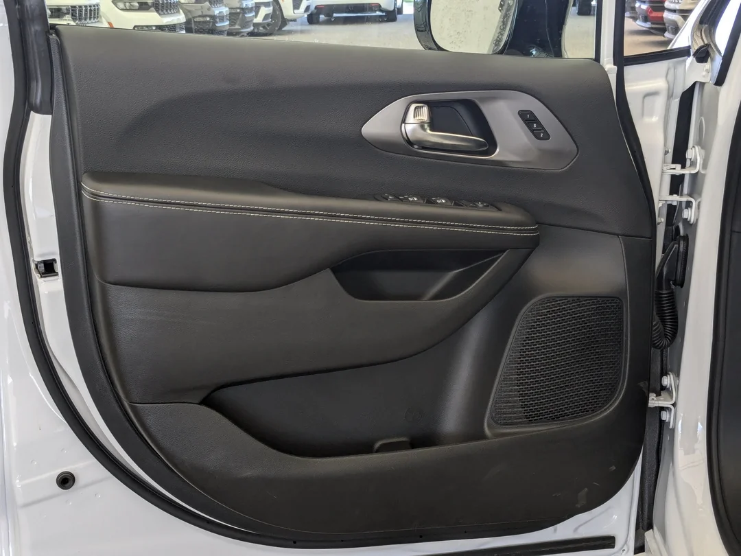 New 2026 White Chrysler Select - - FWD - 360 Camera - FAV Edition - Power Liftgate - Remote Start & More! image 12