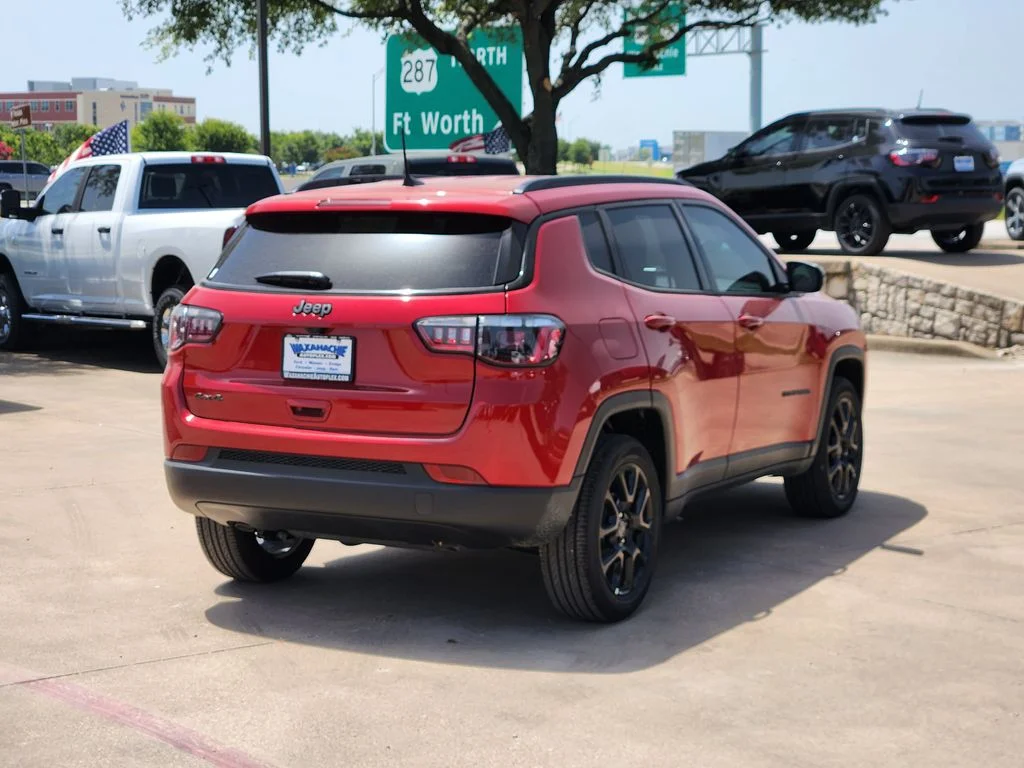 New 2026 Red Hot Pearlcoat Jeep Latitude image 4