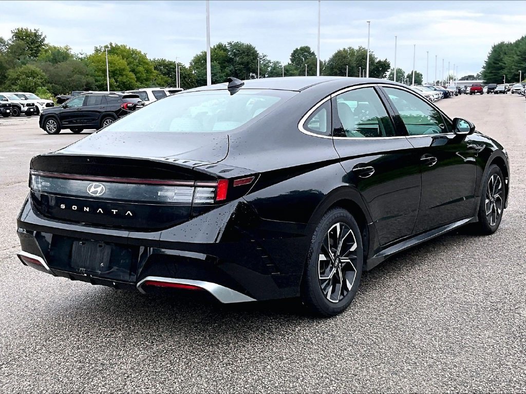Used 2024 Black Hyundai SEL image 6